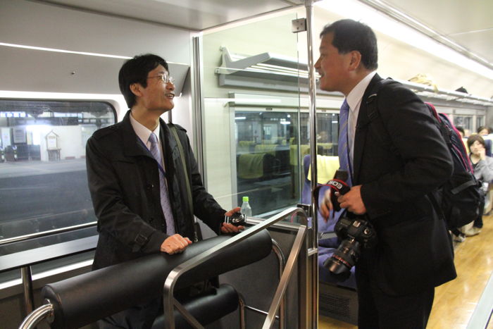 鈴木市長に続いて時田燕三条駅長も乗車