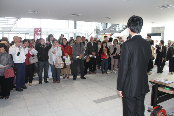 1日目・集まった市民を前に鈴木市長があいさつ