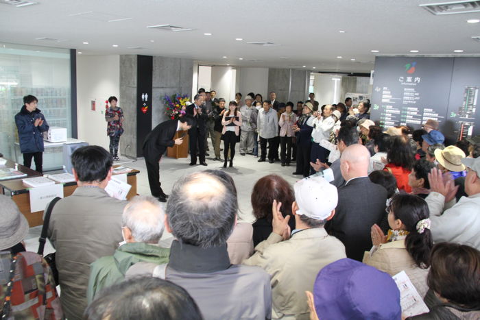 1日目・集まった市民を前に鈴木市長があいさつ