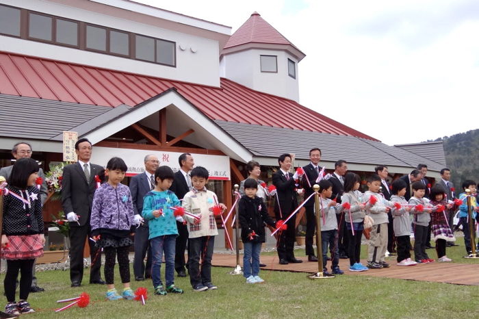 地元小学校の1年生とテープカット