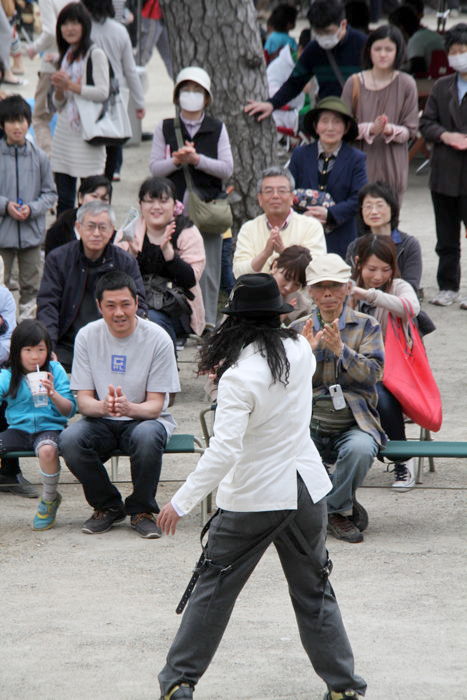 三条別院でPEACEさんが大道芸のパフォーマンス