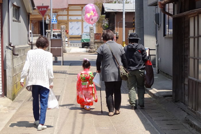 家族で八幡宮へ向かう