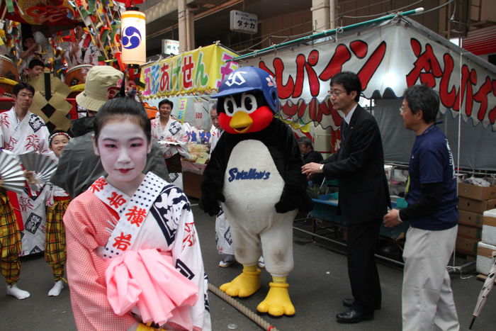 つば九郎と横町万灯