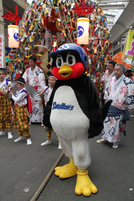 つば九郎と横町万灯