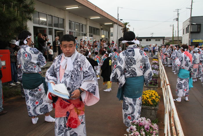 木場小路万灯が燕駅前で下座