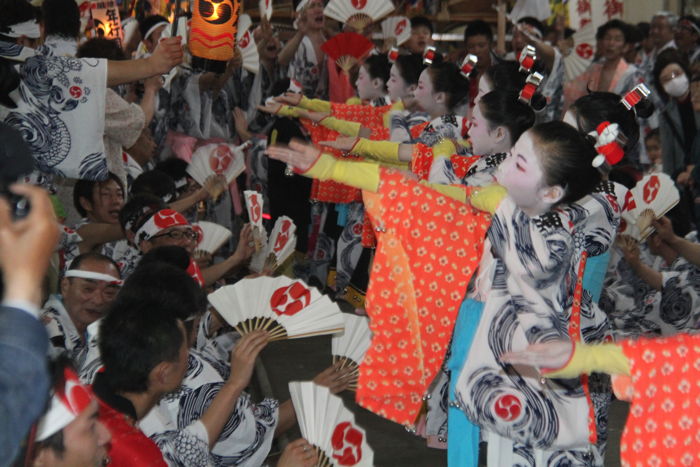 木場小路万灯が戸隠神社前で下座