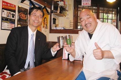 5月10日に西新宿の「居酒屋カンちゃん」でキラー・カンさん(右)に燕市PR大使就任を快諾してもらい、燕市にエコカップで完売する鈴木燕市長