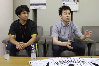 SCMチームの斉藤さんとファーム戦にあわせてスタジアムへ調査に訪れた岩月さん(右)