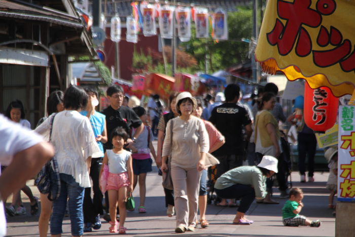 露店が並ぶ大通り