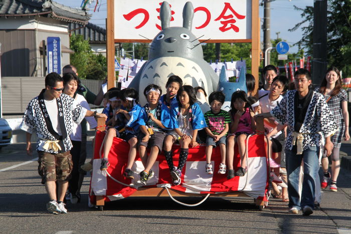 こども山車行列を終わって帰る町内の人たち