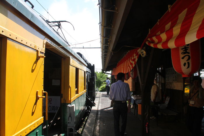 旧月潟駅舎のホームに紅白幕と紅白のちょうちん