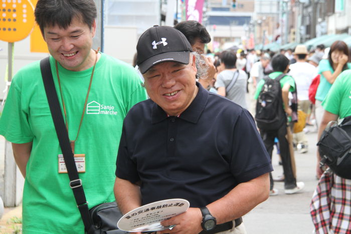 三条マルシェを見学に訪れた見附市長