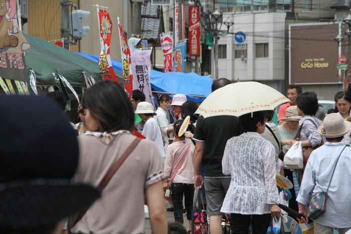 にぎわう東三条商店街