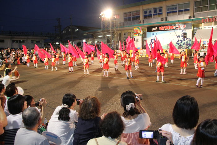 きららおひさま保育園園児によるカラーガード