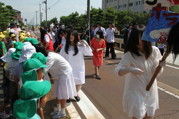 分水高校向かいの笈ケ島保育園園児も見学