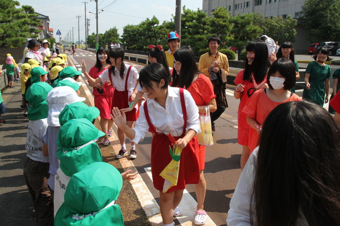 分水高校向かいの笈ケ島保育園園児も見学