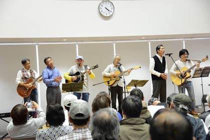 19日、燕市役所で開かれた「吉田町の唄コンサート」