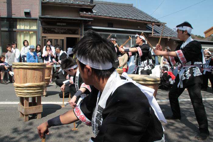 ヤホール前で樽太鼓の演奏