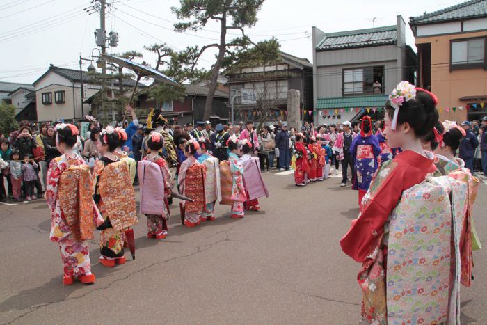 分水おいらん道中が燕市分水福祉会館を出発