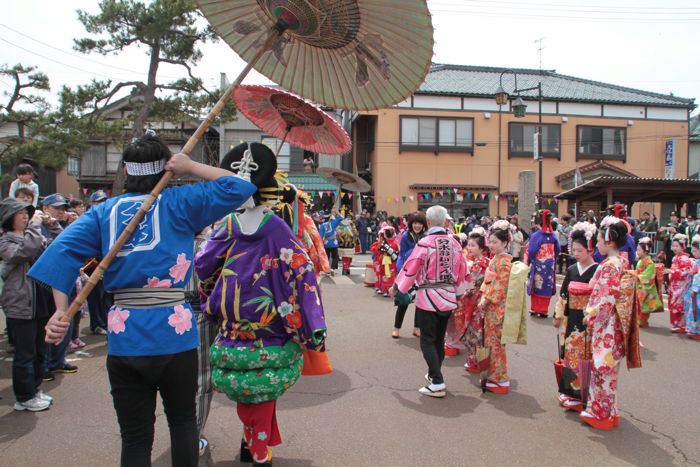 分水おいらん道中が燕市分水福祉会館を出発