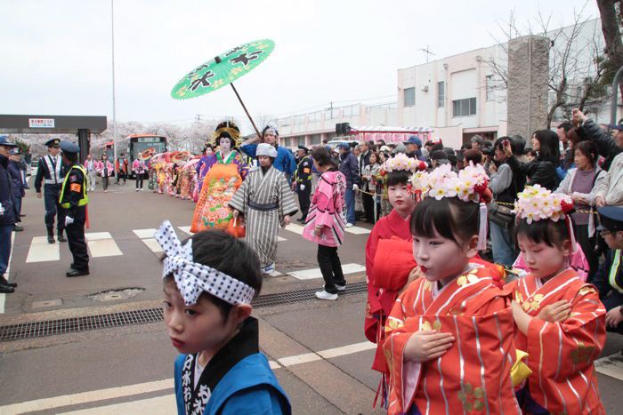 分水おいらん道中が燕市分水福祉会館を出発