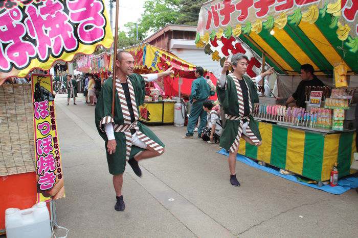 八幡宮を出発する大名行列