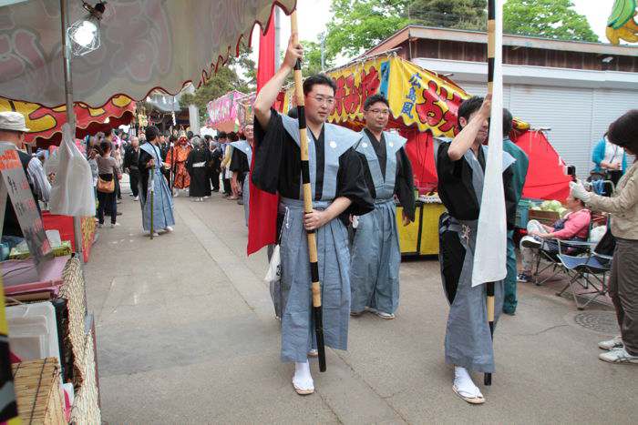 八幡宮を出発する大名行列