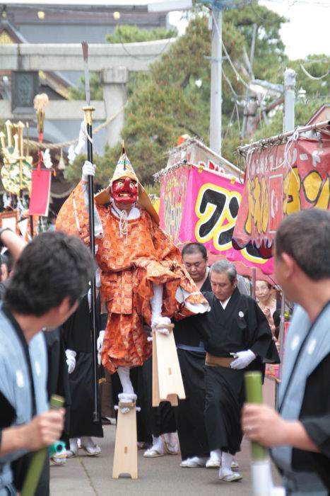 八幡宮を出発する大名行列