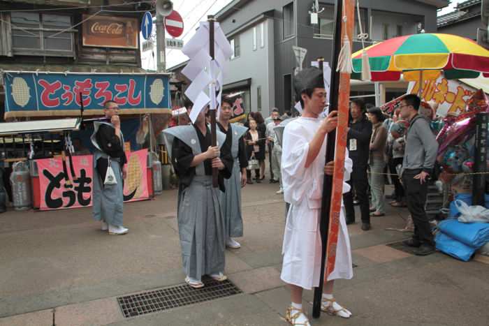 八幡宮を出発する大名行列