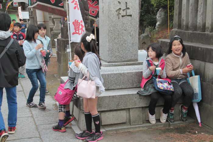 戸隠神社前の子どもたち