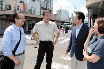 三条マルシェを視察、左からジャーナリスト高松さん、国定三条市長、菅谷古河市長、加藤実行委員長