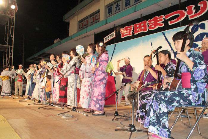 駅前で特設ステージで民謡流しの生演奏