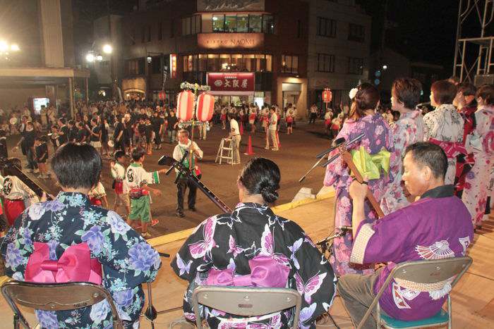 駅前で特設ステージで民謡流しの生演奏