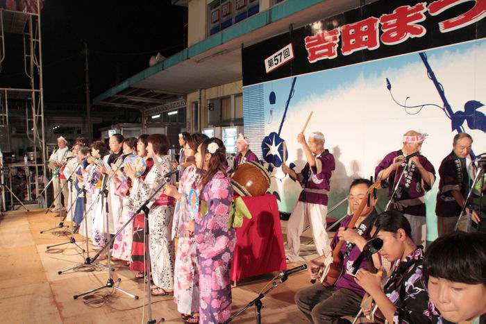 駅前で特設ステージで民謡流しの生演奏