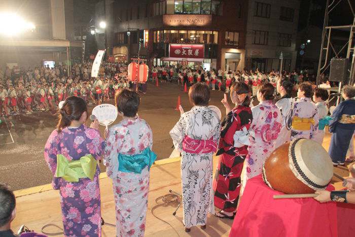 駅前で特設ステージで民謡流しの生演奏