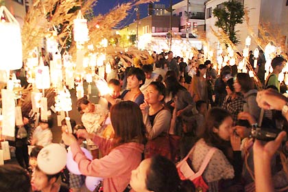 20、21の2日間、加茂山周辺で開かれている小京都を楽しむ会「AKARIBA 2014」、20日のあかりの木の点灯式