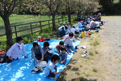 「あじさい塾」による田上町・原ヶ崎運動公園での筍掘り体験会でタケノコ汁を味わう参加者