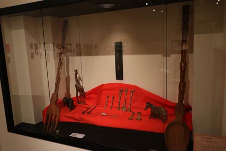  ケニア共和国のカンバ族の伝統工芸品の木製スプーンは直前になって京都の骨とう市で入手した飾り用の大きなスプーンとフォークを入手した