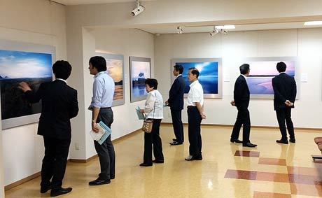 弥彦村総合コミュニティーセンターと弥彦の丘美術館の2会場で開かれている「天野尚写真展　創造の原点」