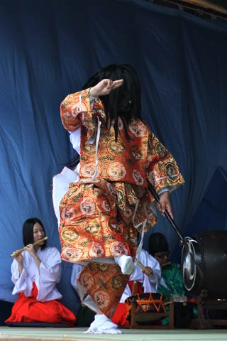  月潟まつり・伝統芸能フェスティバルで5年ぶりに三条神楽の披露、写真は「大鉾の舞」