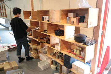 中川政七商店のバイヤー細萱久美さんがセレクトした燕三条のアイテムを展示販売するコーナー