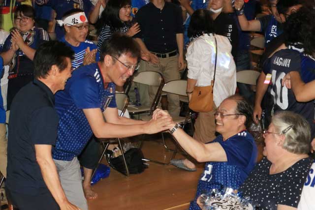 日本が金星をもぎとり酒井高徳選手の両親の手を取って喜ぶ国定市長