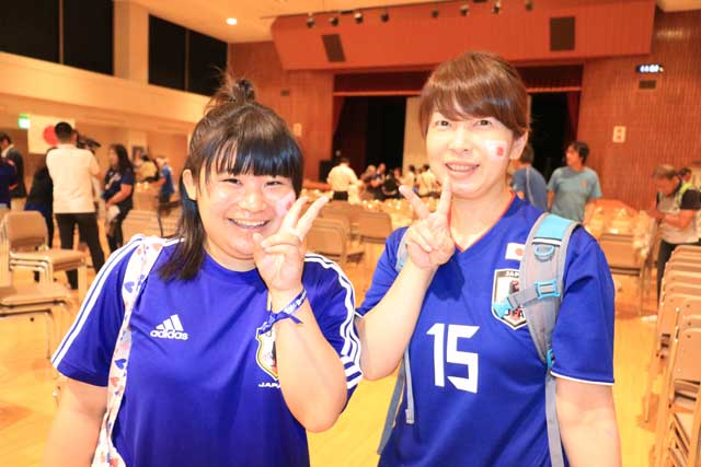 日本代表のユニホームに日の丸のフェイスペインティングで応援した女性