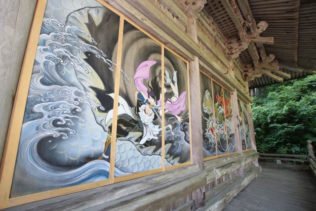 国上寺が本堂に設置した「イケメン官能絵巻」