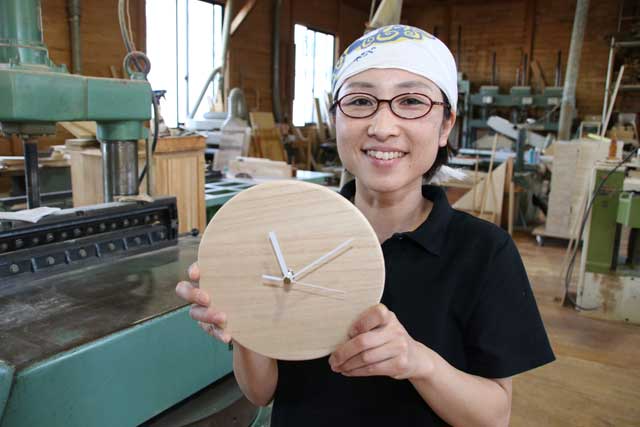 イシモクのワークショップで作るオリジナル掛け時計と指導する田村さん