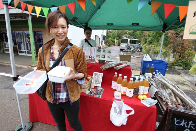 長野県須坂市の地域おこし協力隊がリンゴなどを販売
