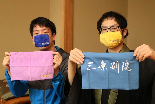 手作りマスクを着けて材料を持つ廣河さん(左)と斎木さん
