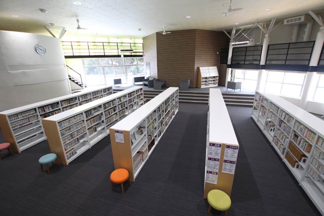 田上町地域学習センターの図書コーナー
