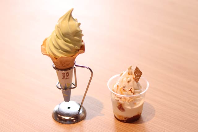 左がオープン時から販売している「梅ソフトクリーム」と今回、発売の「うめ味噌ソフト」