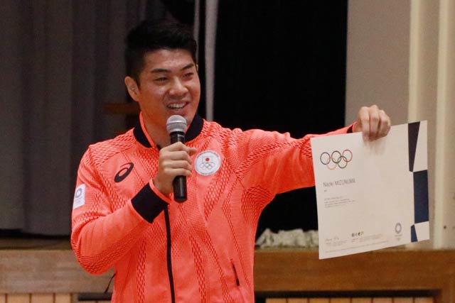 東京五輪の競泳男子400メートルメドレーリレーで6位入賞の賞状を見せる水沼尚輝選手